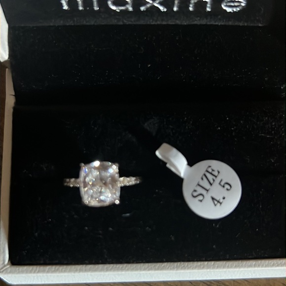NIB Maxine Jewelry Travel Engagement Ring 4.5 - Picture 3 of 9